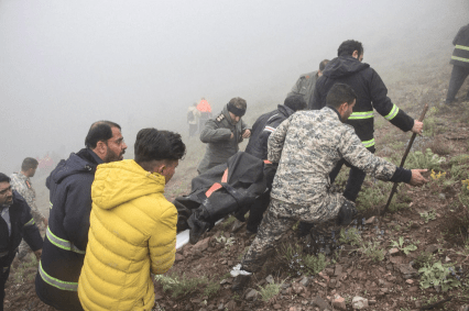 Equipes de resgate levam corpo após queda de helicóptero que transportava o presidente do Irã, Ebrahim Raisi, segundo agência WANA