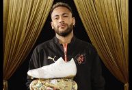 Neymar leiloa chuteira de ouro e última camisa de Pelé; veja todos os itens
