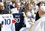 Papa abençoa camisas autografadas por Neymar, Messi e Mbappé para leilão para o RS