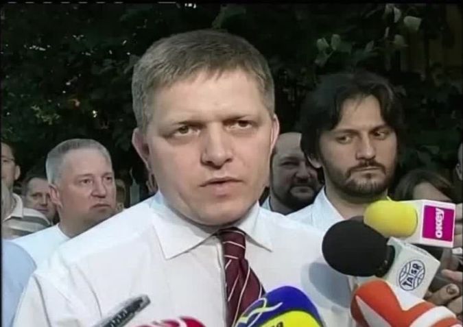 Imagem de arquivo do premiê eslovaco Robert Fico durante entrevista em público / REUTERS