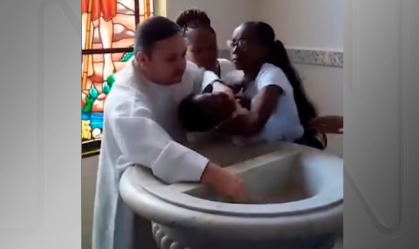 Padre dá puxão em bebê durante batizado no RJ
