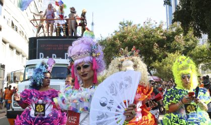Drag queens na 23ª Parada do Orgulho LGBT+ de São Paulo, na avenida Paulista, centro da cidade