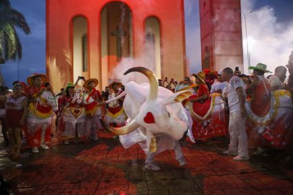 Multidão toma ruas de Parintins no Festa da Alvorada do Boi-bumbá Garantido