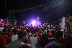 Multidão toma ruas de Parintins no Festa da Alvorada do Boi-bumbá Garantido