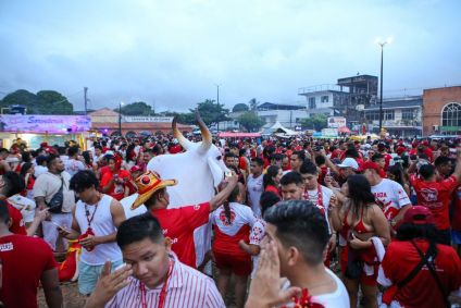 Alvorada do Garantido ilumina ruas de Parintins com paixão dos torcedores