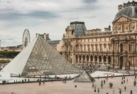 Diretora do Louvre pede demissão após roubo de joias, mas ministra recusa