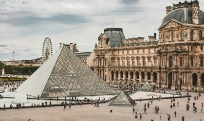 Roubo de joias no Louvre: Falhamos, diz ministro da Justiça da França