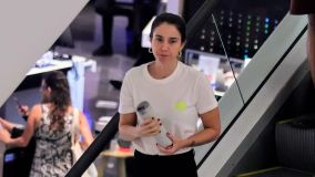Patrícia Werneck, a Camila de &quot;Paraíso Tropical&quot;, foi vista trabalhando em um quiosque no Rio