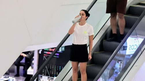 Patrícia Werneck, a Camila de &quot;Paraíso Tropical&quot;, foi vista trabalhando em um quiosque no Rio