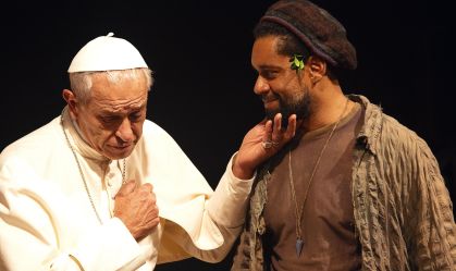 Paulo Gorgulho e César Mello no espetáculo "Entre Francisco: o santo e o Papa", com texto de Gabriel Chalita