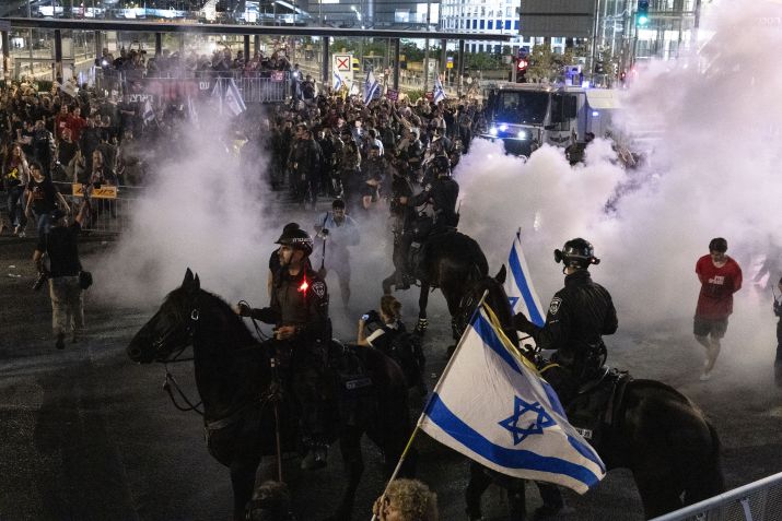 Polícia de Tel Aviv dispersa manifestantes em protesto contra Netanyahu / Amir Levy/Getty Images