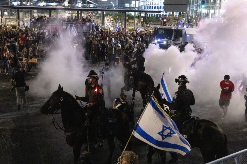 Polícia de Tel Aviv dispersa manifestantes em protesto contra Netanyahu / Amir Levy/Getty Images