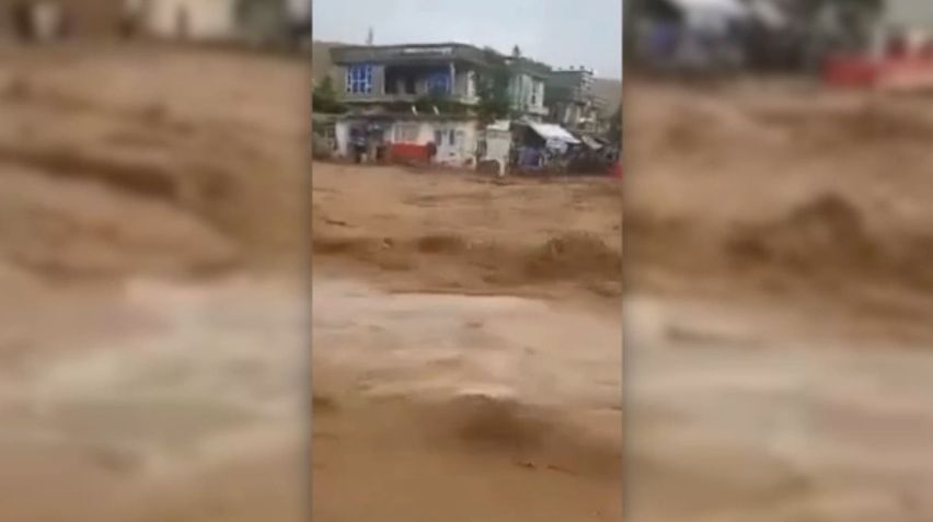 Rios de lama em Baglan, no Afeganistão, onde enchentes já mataram mais de 300 pessoas / Programa Mundial de Saúde