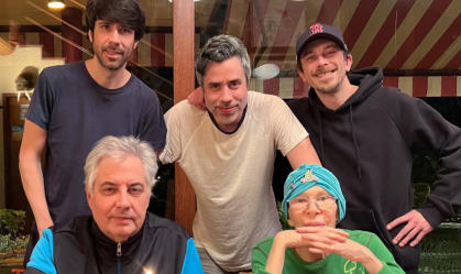 Filhos e viúvo de Rita Lee prestam homenagem a cantora, que faria 77 anos