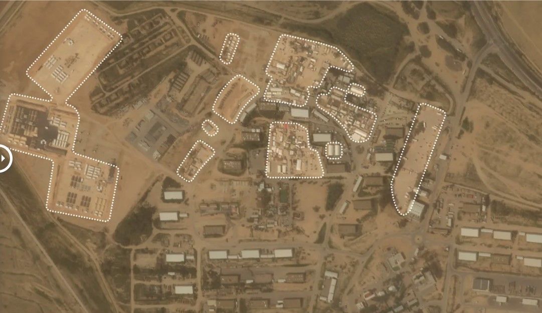 Foto aérea de Sde Teiman, em Israel, em 1º de março de 2024. Desde 7 de outubro, mais de 100 estruturas, incluindo grandes tendas e hangares, apareceram nestas áreas do acampamento no deserto / Planet Labs PBC