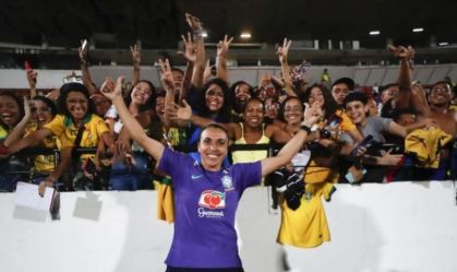 Seleção faz treino aberto e Marta é ovacionada pela torcida; vídeo