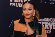 Sheron Menezzes usa bolsa de mão de mais de R$ 20 mil para viajar; veja