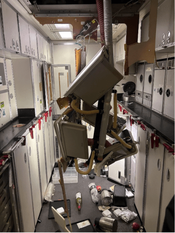 Passageiros relatam destruição no interior da cabine de voo da Singapore Airlines / Reuters via CNN Newsource