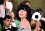 Sydney Sweeney aparece de cabelo preto no tapete vermelho do Met Gala; veja