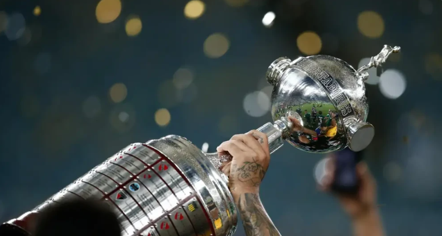 Veja quanto pesa e do que é feita a taça da Libertadores da América | CNN  Brasil
