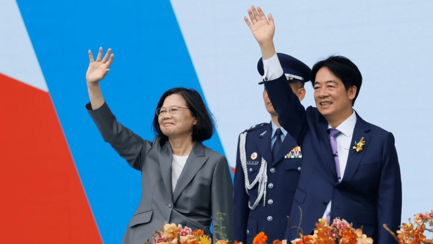 Ex-presidente Tsai Ing-wen (à esquerda) participa da posse do novo presidente de Taiwan, Lai Ching-te / Carlos Garcia Rawlins/Reuters