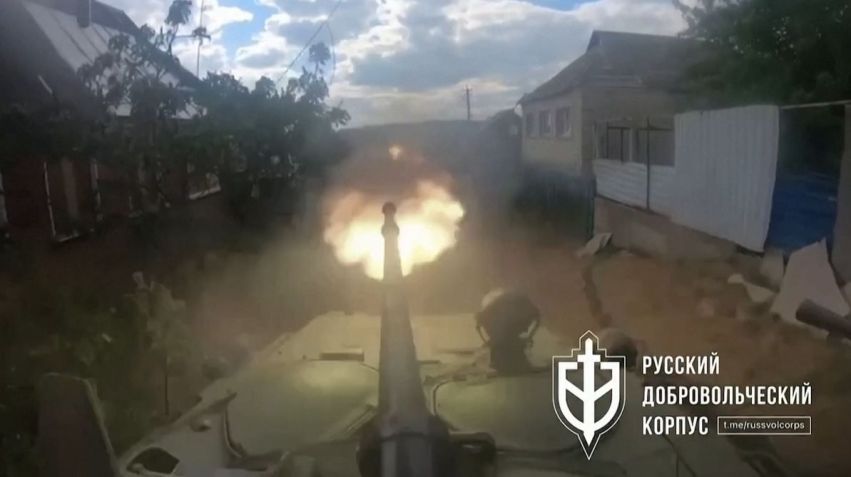 Soldados anti-Kremlin atira contra russos na região de Kharkiv / RUSSIAN VOLUNTEER CORPS