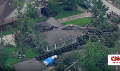 Tempestade deixa rastro de destruição no Texas na manhã desta sexta-feira, (17)