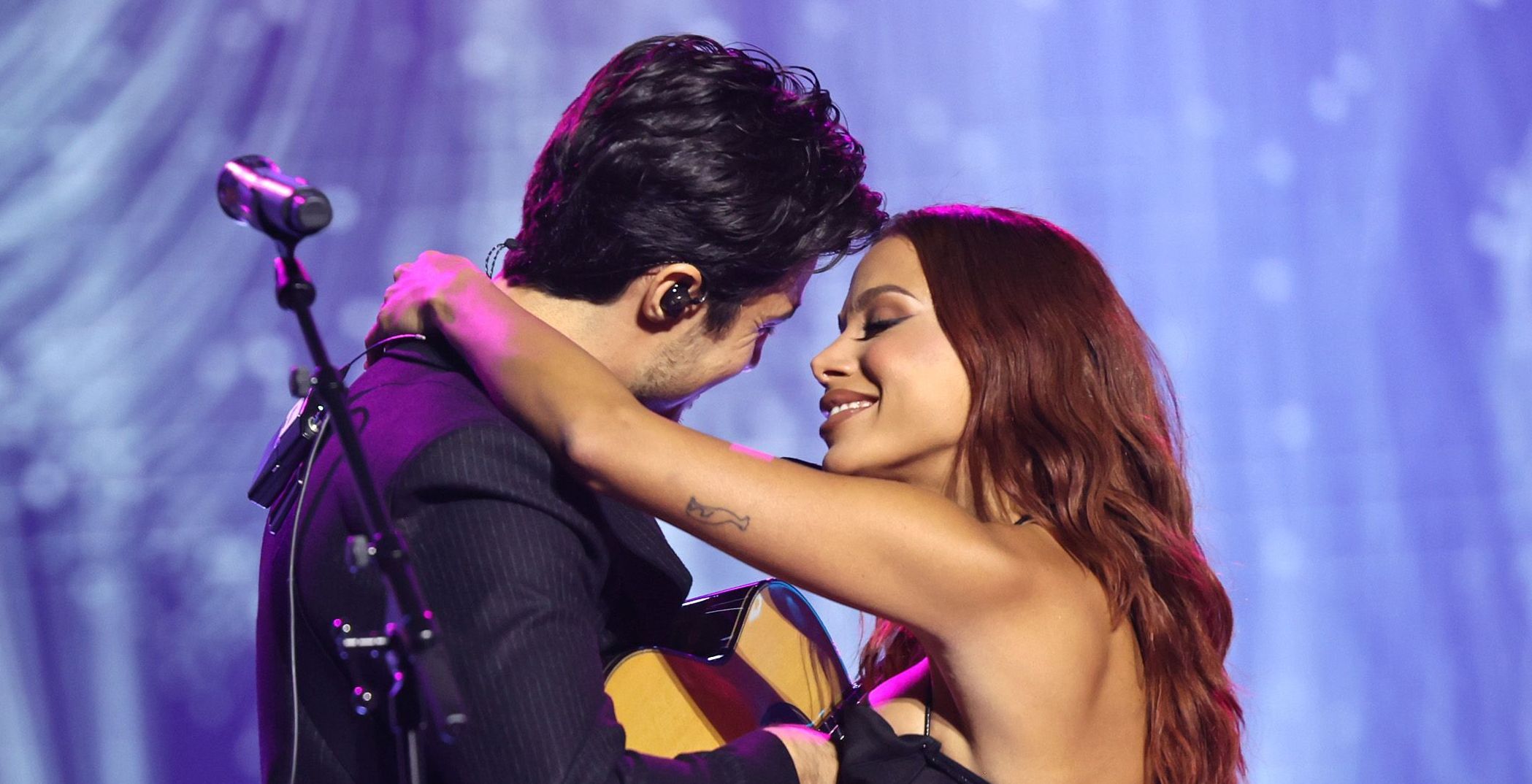 Tiago Iorc e Anitta no Grammy Latino 2023, durante homenagem a Laura Pausini