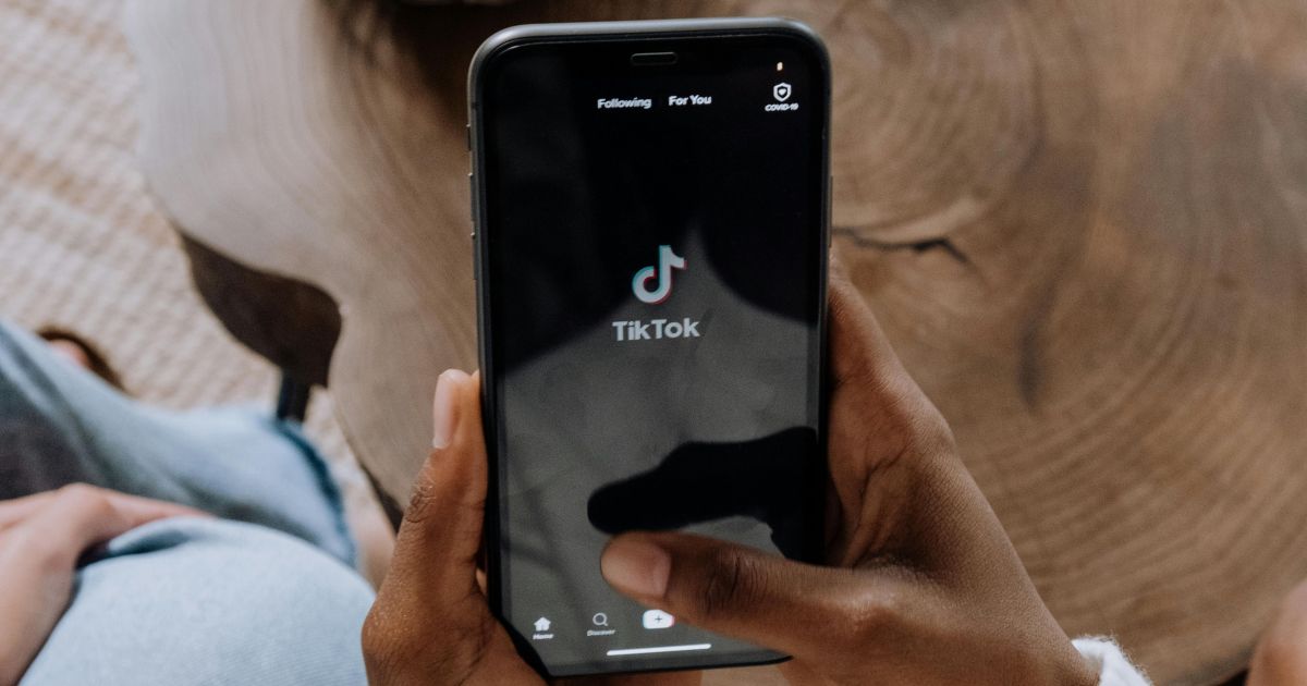 Irlanda questiona TikTok após trend de vídeos com direção perigosa