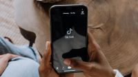Irlanda questiona TikTok após trend de vídeos com direção perigosa