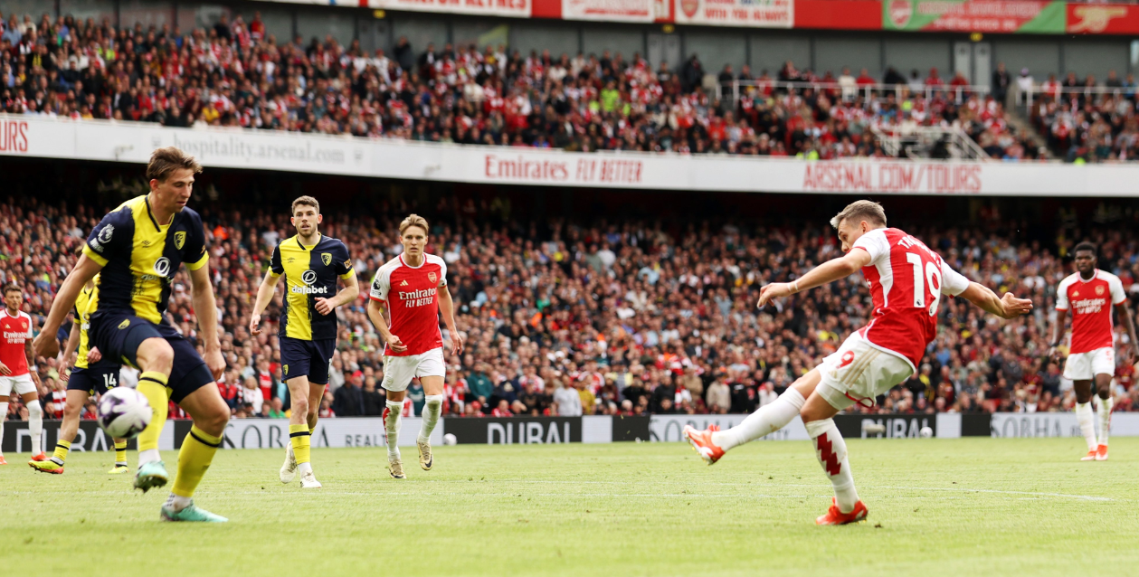 Trossard marca gol para o Arsenal