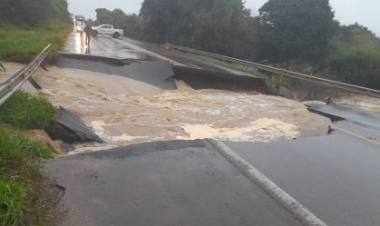 Ponte é levada pela enchente no RS