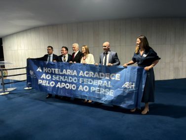 Após aprovação do Perse, Jaques Wagner posou ao lado de representantes da Associação Brasileira da Indústria de Hotéis (ABIH Nacional)