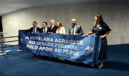 Após aprovação do Perse, Jaques Wagner posou ao lado de representantes da Associação Brasileira da Indústria de Hotéis (ABIH Nacional)