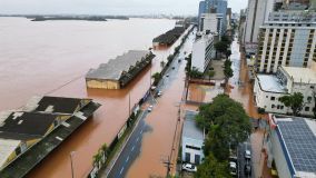 Imagem de drone mostra comporta que se rompeu no Guaíba, em Porto Alegre (RS)