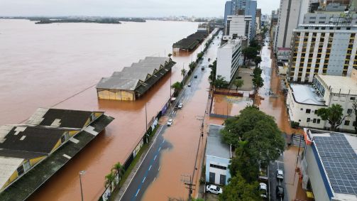 Imagem de drone mostra comporta que se rompeu no Guaíba, em Porto Alegre (RS)