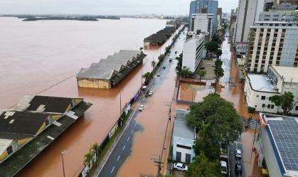 Imagem de drone mostra comporta que se rompeu no Guaíba, em Porto Alegre (RS)