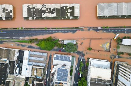Imagem de drone mostra comporta que se rompeu no Guaíba, em Porto Alegre (RS)