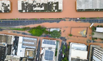 Imagem de drone mostra comporta que se rompeu no Guaíba, em Porto Alegre (RS)