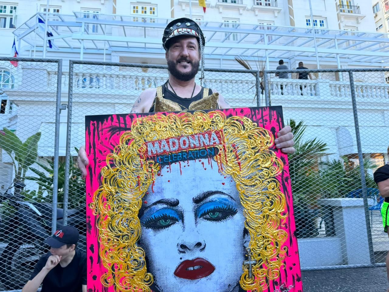 Gustavo Schoner tenta entregar quadro que pintou para Madonna / Giovanna Bronze/CNN Brasil