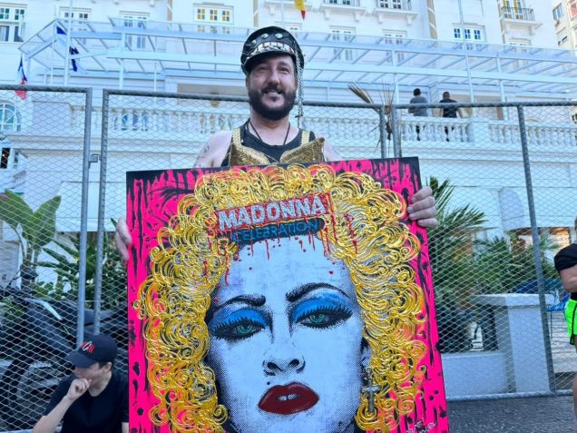 Gustavo Schoner tenta entregar quadro que pintou para Madonna / Giovanna Bronze/CNN Brasil