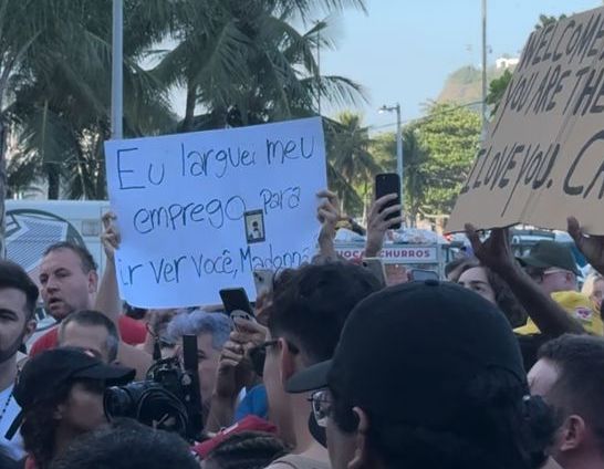 Fã leva cartaz dizendo que largou emprego para ver Madonna na frente do Copacabana Palace / Giovanna Bronze/CNN Brasil