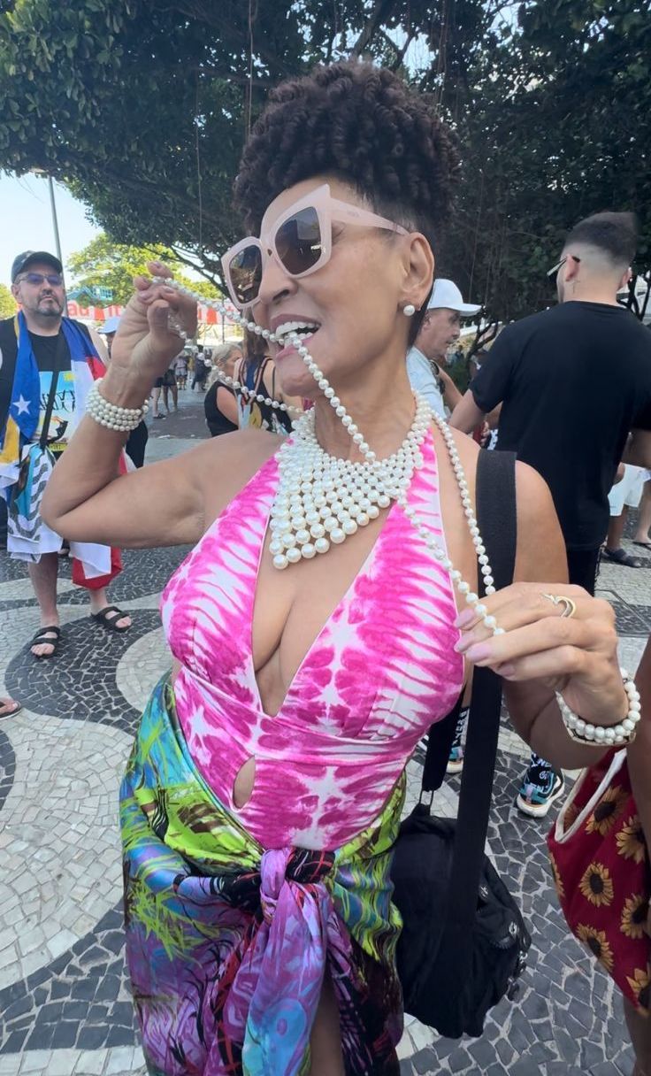Veralinda Menezzes está na frente do Copacabana Palace durante toda a semana para ver Madonna / Giovanna Bronze/CNN Brasil