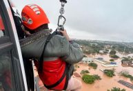 PM de SP resgata 10 vítimas ilhadas no RS; veja imagens