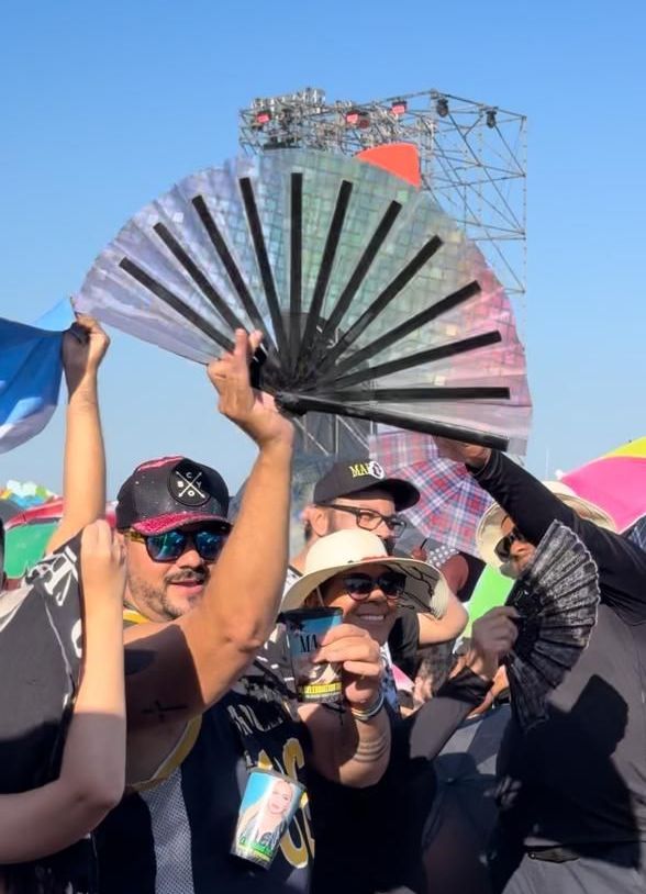 Fãs de Madonna abrem e fecham leque na praia de Copacabana neste sábado (04) / Giovanna Bronze/CNN Brasil