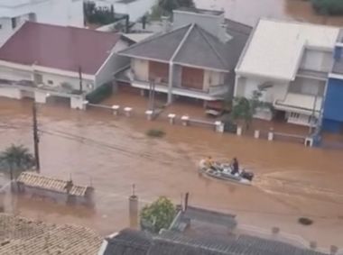 Moradores da cidade de Canoas (RS) se locomovem com jet ski pelas ruas alagadas