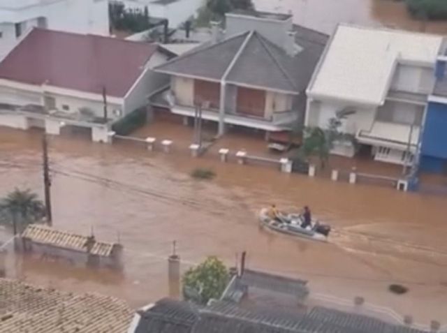 Moradores da cidade de Canoas (RS) se locomovem com jet ski pelas ruas alagadas / Reprodução: Instagram
