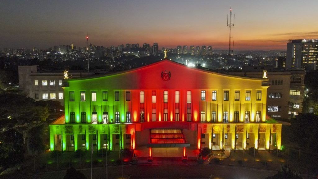 Sede do Palácio dos Bandeirantes iluminada com as cores da bandeira do Rio Grande do Sul
