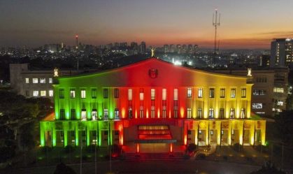 Sede do Palácio dos Bandeirantes iluminada com as cores da bandeira do Rio Grande do Sul