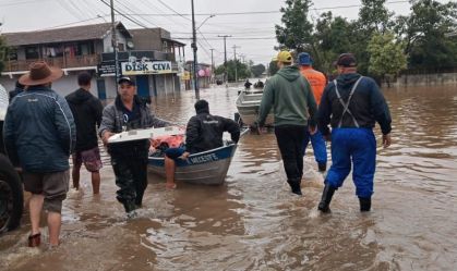 Pessoas são socorridas por vizinhos em Canoas